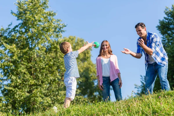 Família jogando bola no prado de verão — Fotografia de Stock
