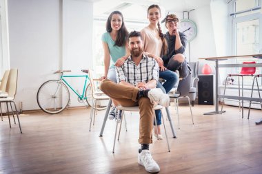 modern bir h, eser sırasında rahat kıyafetler giymiş dört ortak çalışanlar