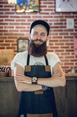 Kameraya güven ile seyir serin bir Kuaför portresi