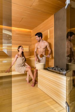 Aşık birlikte ısı dinlenirken gülümseyen genç Çift