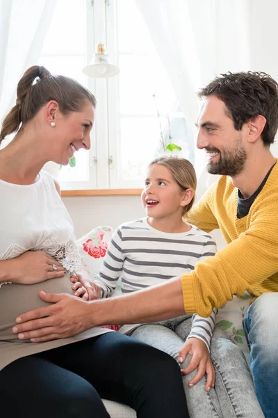 Malá rodina je radost z těhotenství matky — Stock fotografie
