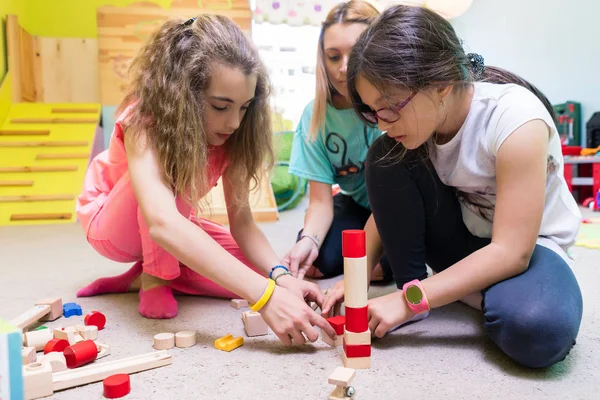 Kat d ahşap oyuncak blokları ile birlikte oynayan iki kız