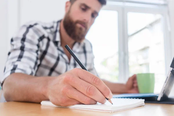 Primer plano de la mano de un joven creativo durante wo freelance — Foto de Stock