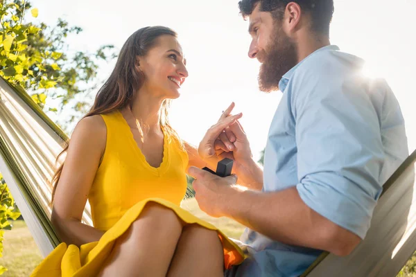 Homme heureux mettre bague de fiançailles sur le doigt de la petite amie sur — Photo