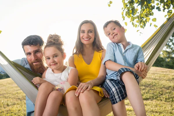 Retrato familiar con hermosa madre de dos hijos junto a él — Foto de Stock