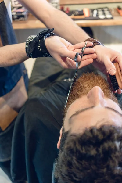 理发师用剪刀修剪 t 时的手的特写镜头 — 图库照片