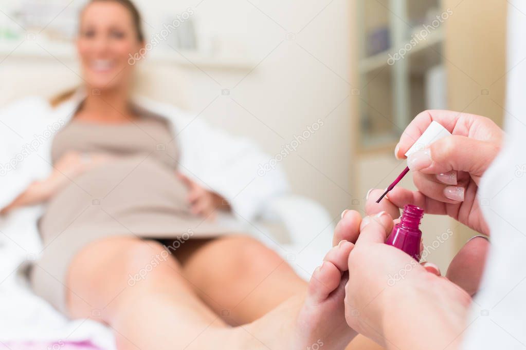 Soon-to-be Mum gets pedicure