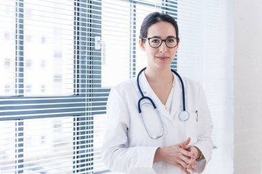 Bir genç hemşire veya doktor co ile kameraya bakarak portresi