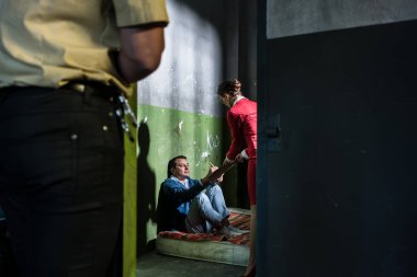 Kadın avukat bir eski içinde genç bir mahkûm ziyaret adanmış