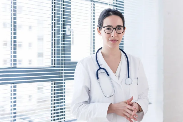 Retrato de una joven enfermera o médico mirando a la cámara con co — Foto de Stock