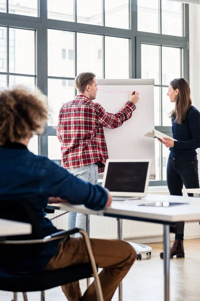 Öğrenci ile sunarken bir eğitim kağıt gemide yazma