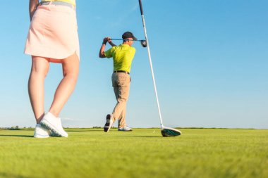 Matchplay sırasında onun ortağı ile profesyonel golf oynayan adam