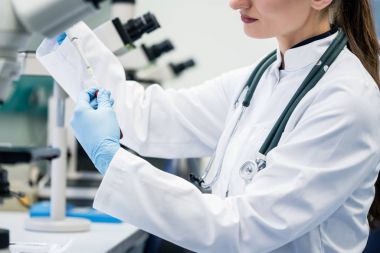 Kan testi, la çözüm koyarak doktor ya da laboratuar asistanı