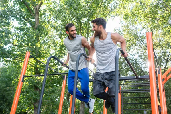 Dwóch przystojnych mężczyzn pasjonatem fitness robi spadki exerc — Zdjęcie stockowe