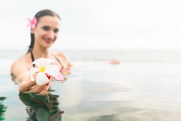 Mujer en vacaciones relajante natación en la piscina —  Fotos de Stock