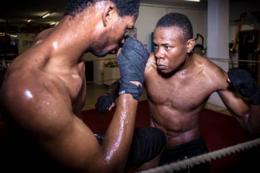 Rakibi practici sırasında isabet kararlı saldırgan savaşçı