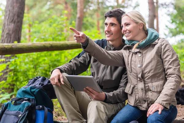 Escursionisti che determinano la loro posizione tramite GPS su tablet PC — Foto Stock