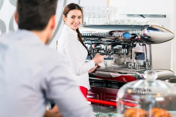 Attraktive Kellnerin lächelt männlichen Kunden bei der Zubereitung esp — Stockfoto