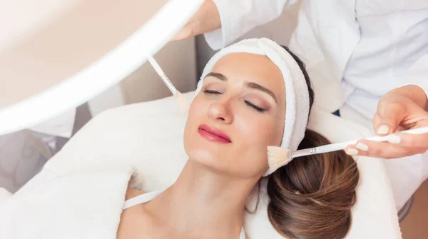 Belle femme pendant le massage facial anti-âge dans un cos moderne — Photo