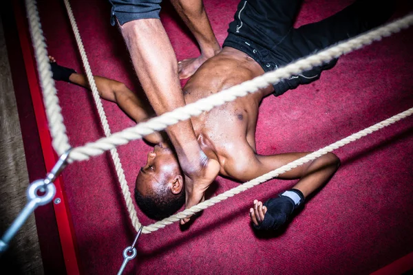 Luchador inconsciente de MMA tumbado en el suelo después del nudo final — Foto de Stock