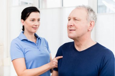 Masöz uygulanan boyun masajı  