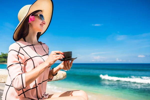 Vrouwelijke toeristische op tropisch strand — Stockfoto