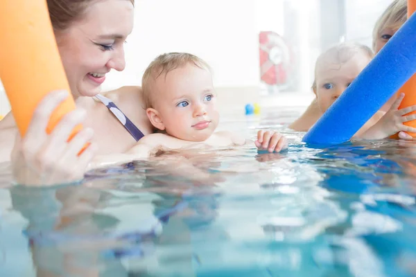 Mums and kids playing in water — Stock Photo, Image