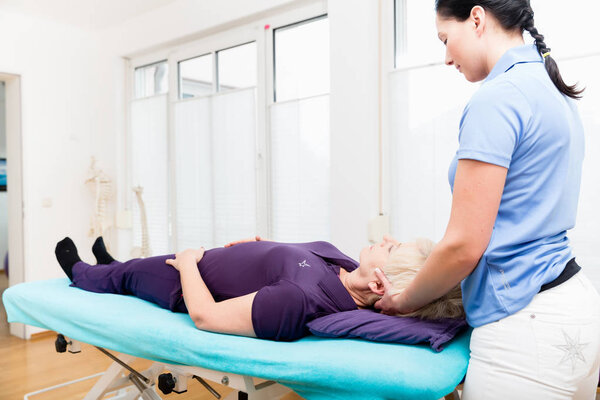 женщина, посещающая физиотерапевта
 