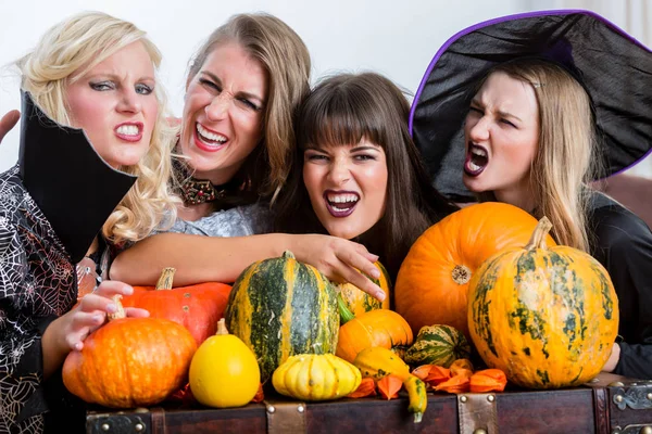 Glada kvinnor som firar Halloween — Stockfoto