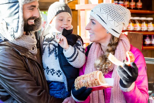 Ekmek ve sosis yeme aile — Stok fotoğraf