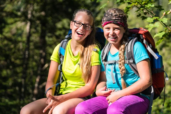 Arkadaşlar veya kız ormanda hiking — Stok fotoğraf