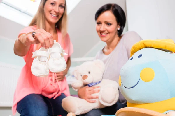 Mother and friend preparing nursery — Stock Photo, Image