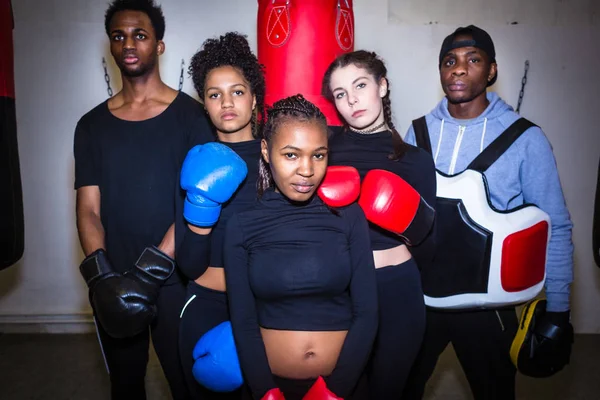 Boxers jovens e experiente treinador de boxe — Fotografia de Stock