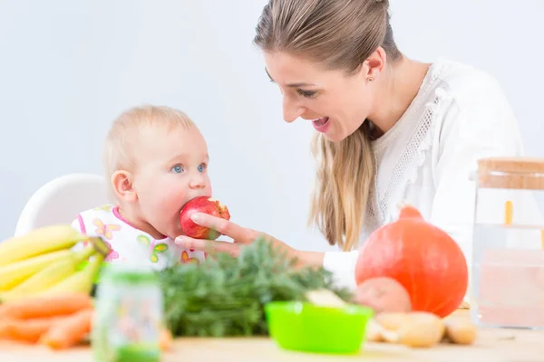 Niña mirando puré de frutas — Foto de Stock