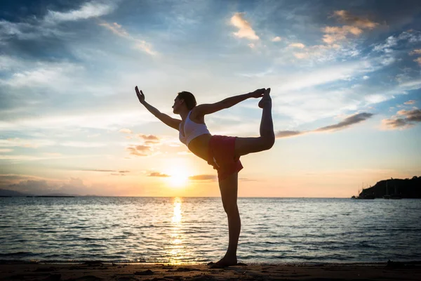 Adatta donna che pratica sulla spiaggia — Foto Stock