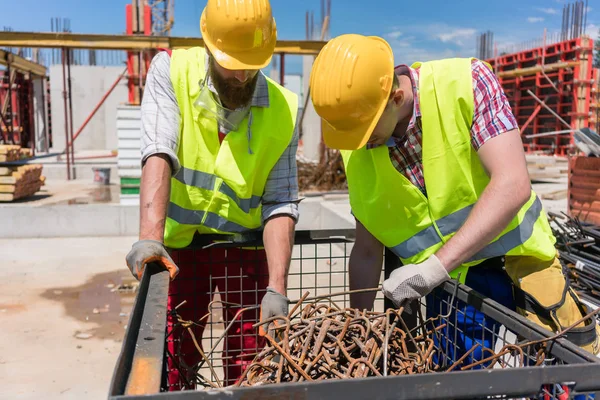 paslı çelik barlar kontrol işçi  