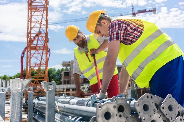 İki verimli mavi yakalı çalışanlar 