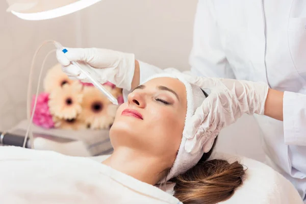 Hermosa mujer relajándose en el centro de belleza — Foto de Stock