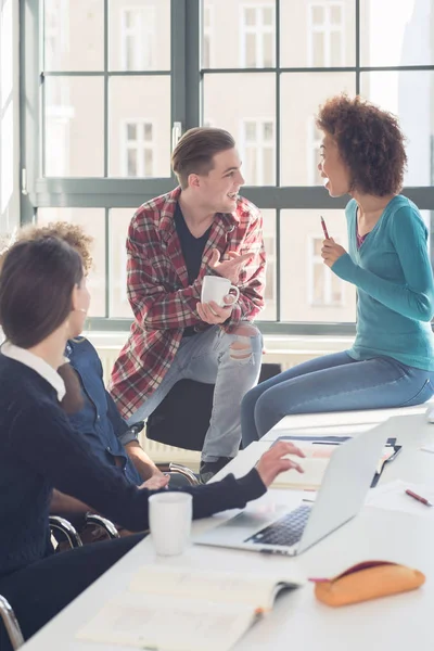 Allegro studenti avendo conversazione — Foto Stock