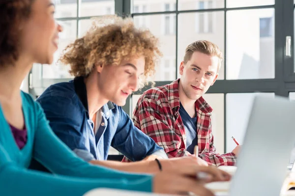 Étudiants qui étudient en classe — Photo