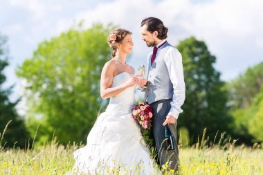 Gelin ve damat ile köpüklü şarap