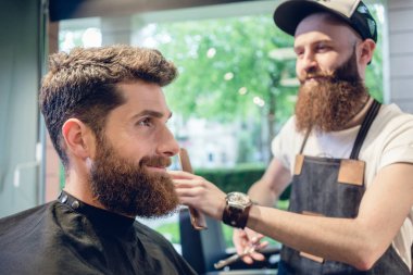 Makas kullanarak ayrılmış kuaförü 