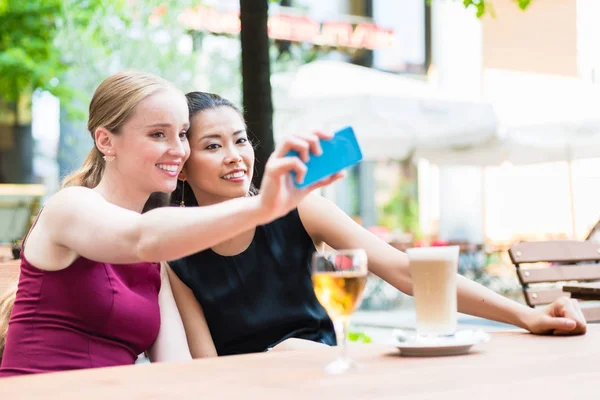 Unga trendiga kvinnor som tar selfie — Stockfoto