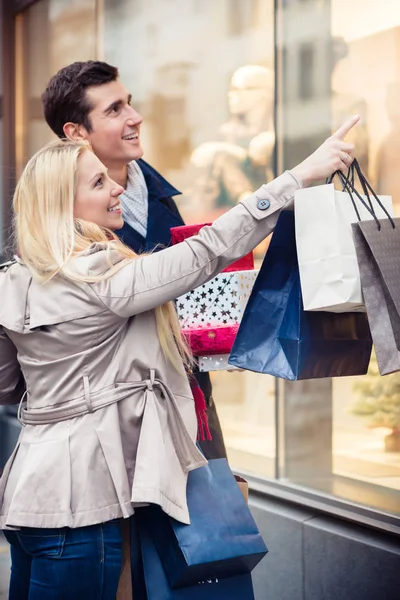 Noel alışveriş yaparken çift