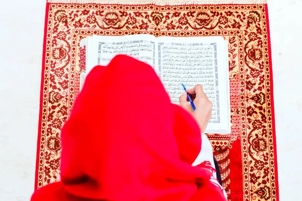 Muszlim nő studying korán, vagy korán — Stock Fotó