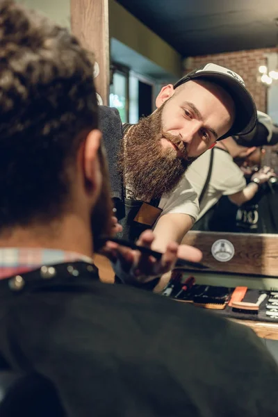 Young man and skilled hairstylist — Stock Photo, Image