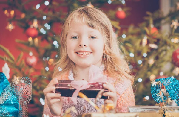 Κορίτσι αποσφράγισης της συσκευασίας δώρο Χριστουγέννων — Φωτογραφία Αρχείου