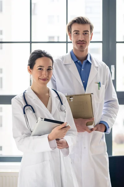 Två läkare i modern hälsocenter — Stockfoto