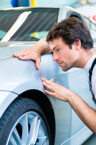 Male mechanic examine car — Stock Photo, Image