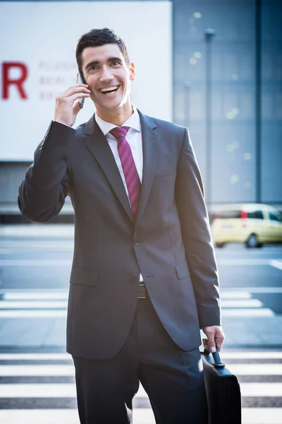 Businessman talking on phone — Stock Photo, Image